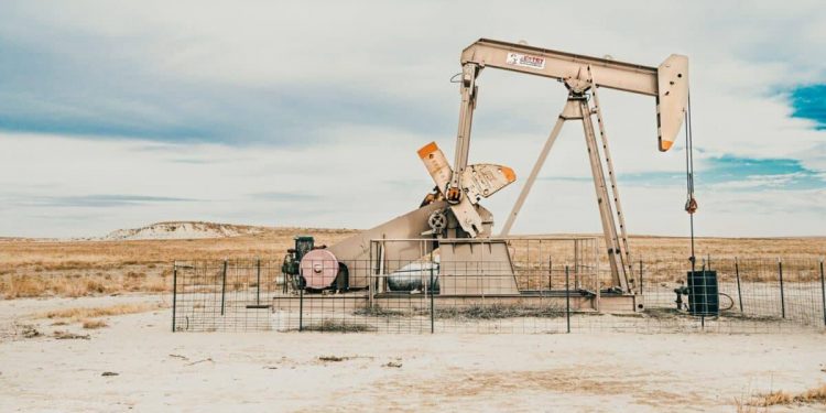 Oil and natural gas: the price of oil slips below $76.50