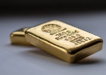Gold Drops 0.2% to $2,415.61 Amid Strong Dollar