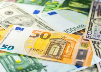 EUR/USD Flat at 1.0735 as Europe Faces Political Turmoil